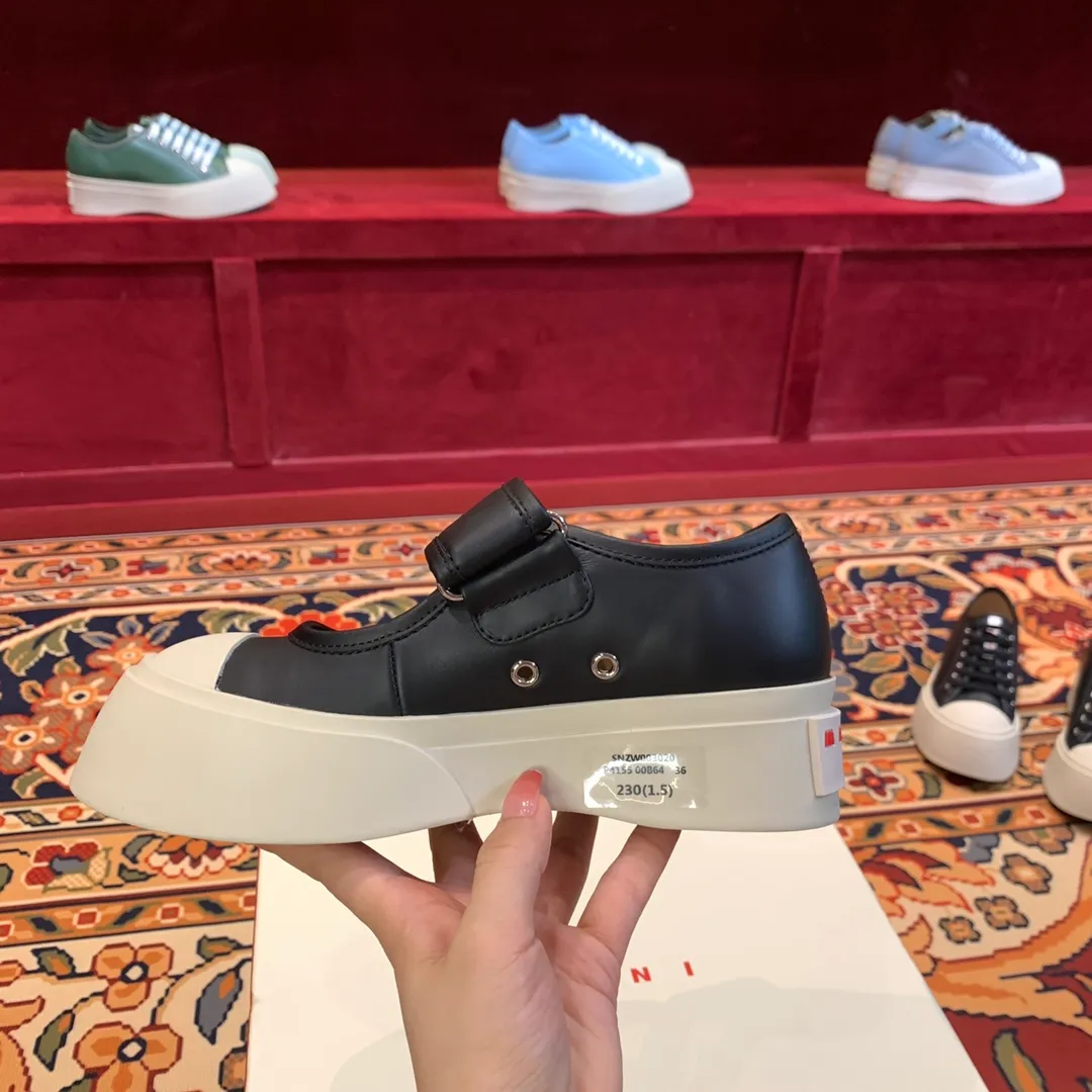 👟👟Ex-factory price 480👟👟 Women's Shoes Women's Clothing Marni Marni Big Toe Thick-soled Mary Jane Shoes Marni is an independent designer brand from Italy, and it has quickly become another big dark horse in the international fashion industry. Zhao Lusi and Song Zuer's same Velcro big toe shoes It took 2 and a half months to purchase 5 pairs of originals, cut them open, open the bottom mold, decide on the materials, and tried again and again, and changed again and again. At present, the material, shape, lines, and outsole are almost the same as the original ones. Even the smell of cowhide is the same, so our shoes never put fragrance in them. The original cowhide smell is unique. 🐂Fabric: imported Bengal cowhide, matte and textured 🐂Inner: semi-matte cowhide, zero color difference 🐂Outsole: Original molded TU👟👟Ex-factory price➕👟👟Ex-factory price U foam 🪄Number of codes: 35 36 37 38 39 40